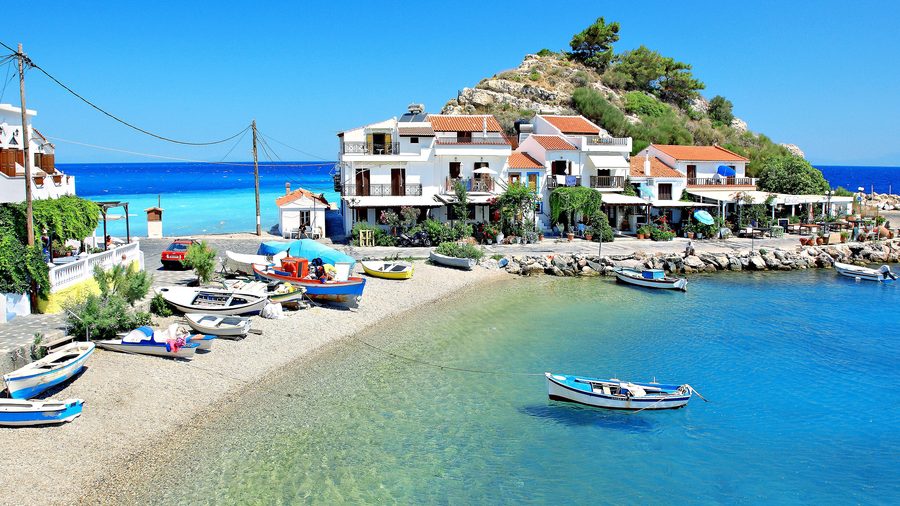 Kokkari sur la côte de l’île grecque de Samos