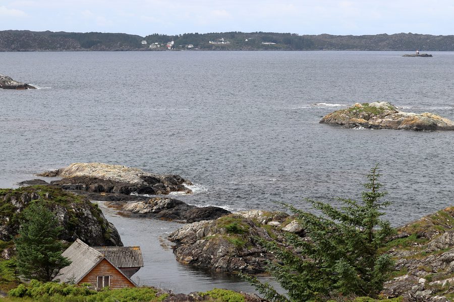 Vue de Stolmen depuis Lundøy dans la commune insulaire d’Austevoll