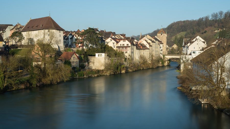 Vue depuis le pont du Casino sur la vieille ville de Brugg, au bord de l’Aar