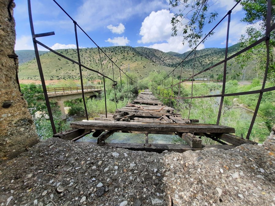 Vieux pont suspendu dans le village de Gençosman sur le fleuve Çoruh près de Bayburt