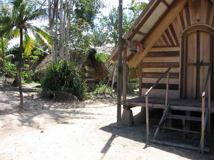 Forêt tropicale et villages au Suriname