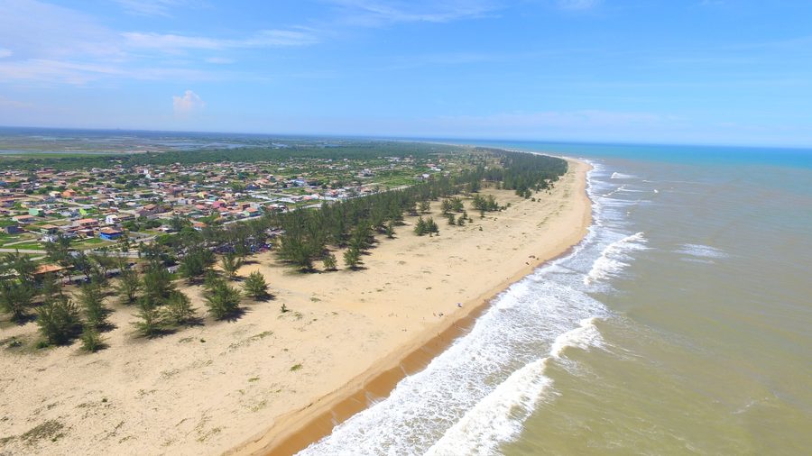 Plage de Farol de São Thomé avec le phare historique à Campos dos Goytacazes