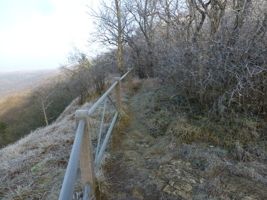 Falaises de calcaire coquillier sur l’escarpement à l’est du rondel de Keula