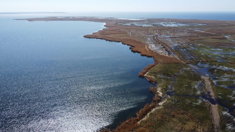 Extrémité sud de la péninsule de Rów sur l’île de Wolin avec le lagon de Szczecin en arrière-plan