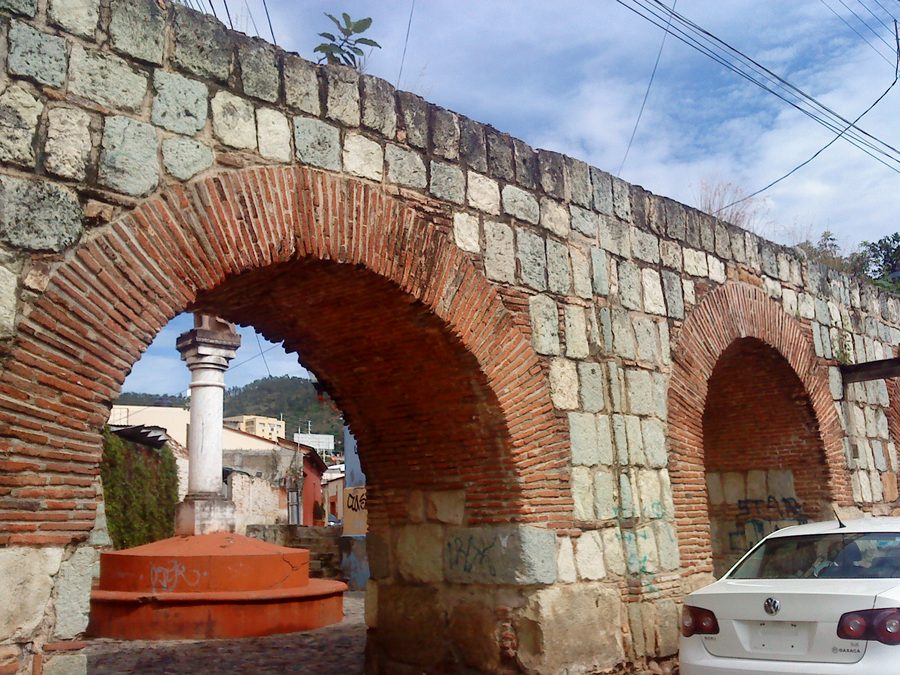 Aqueduc historique de San Felipe Del Agua avec des arches en maçonnerie