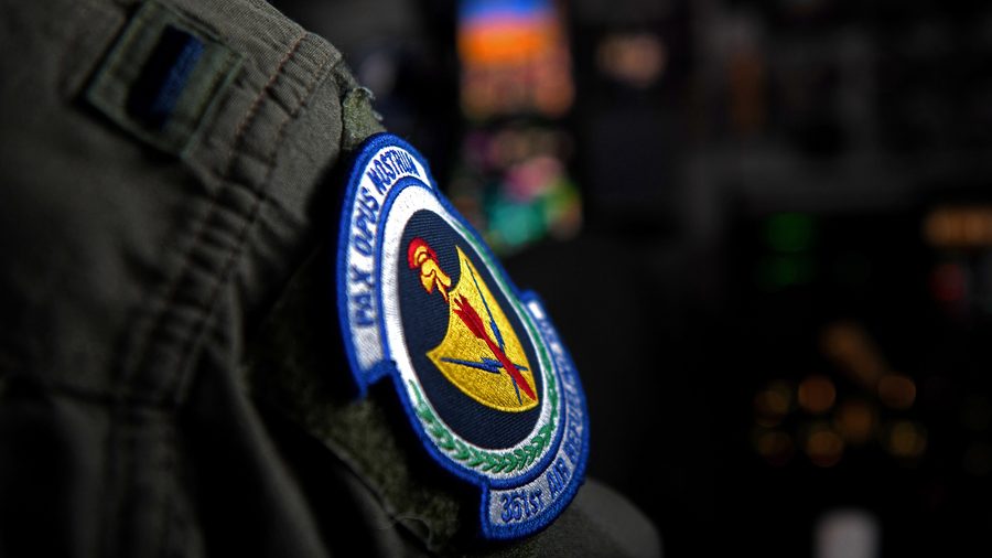 Un avion ravitailleur de la 100th Air Refueling Wing survole l’Europe de l’Est.
