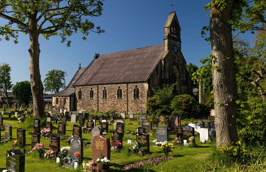 Élévation orientée à l'est de l'église paroissiale Saint Mary's à Lowton Common, Grand Manchester