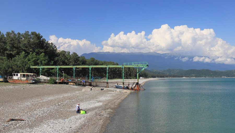 Plage de Pizunda sur la côte de la mer Noire