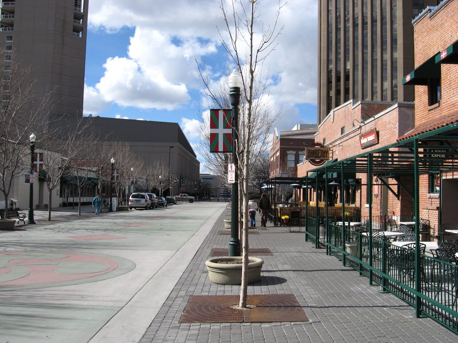 Vue le long du Basque Block à Boise en direction de Capitol Boulevard