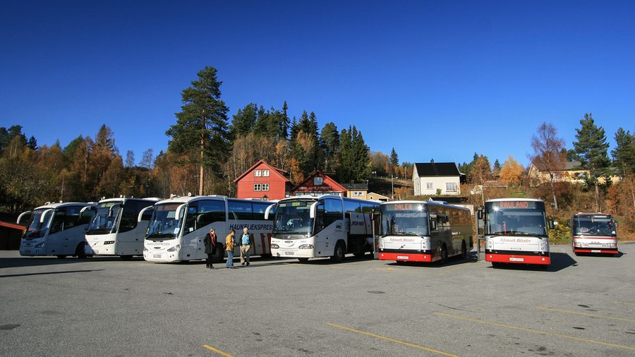 Des autobus se rencontrent à Åmot, Vinje