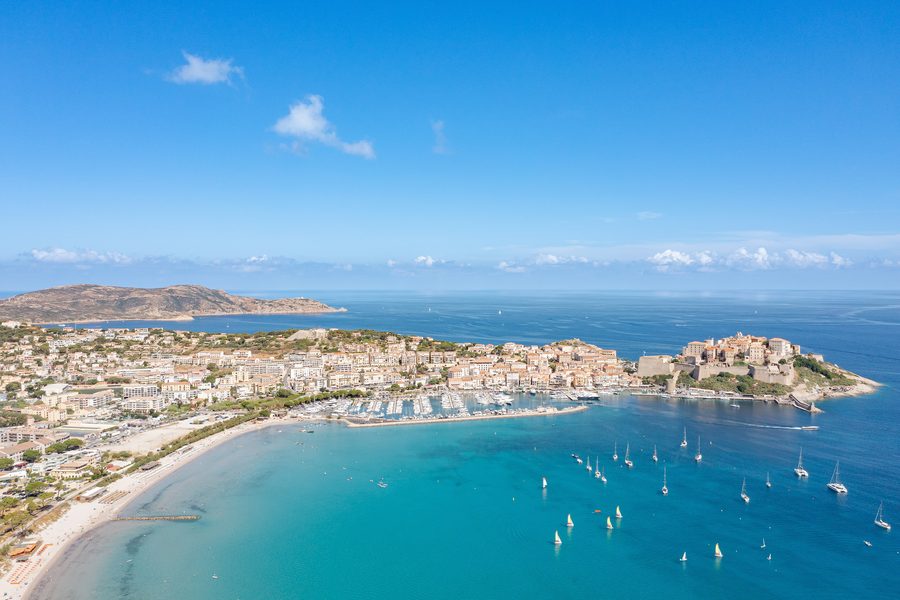 Vue aérienne du port et de la citadelle de Calvi en Corse