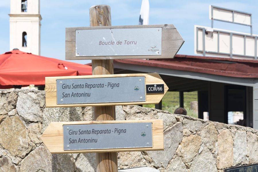 Panneaux de sentiers sur les itinéraires de randonnée autour de Sant'Antonino en Corse