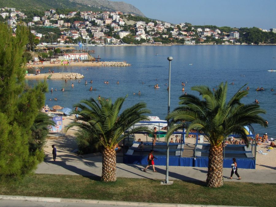 Plage à Stobreč sur la côte adriatique croate