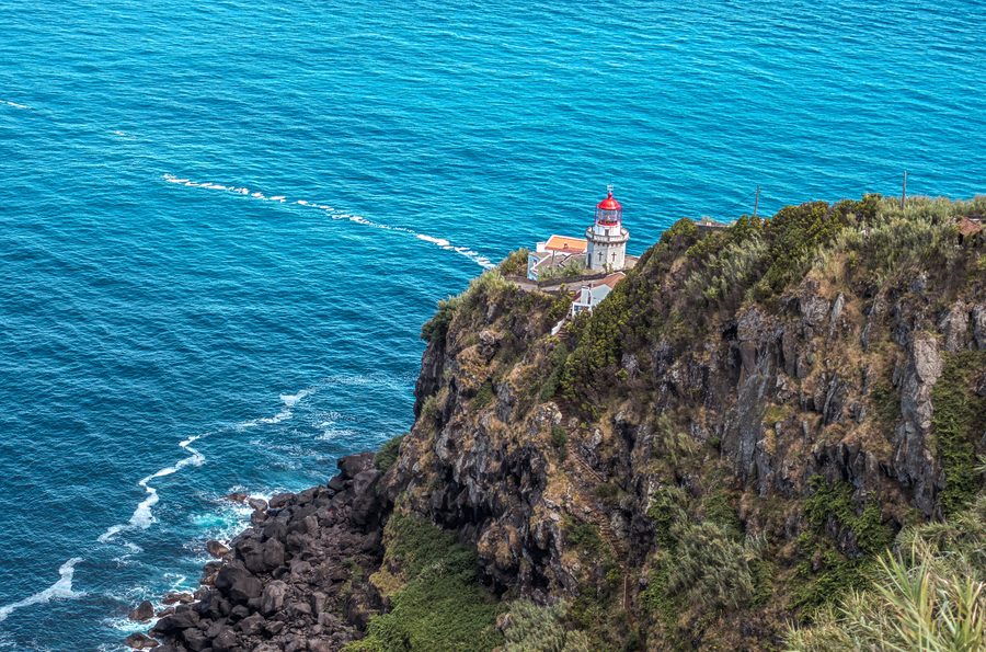 Phare de Ponta do Arnel sur la côte nord-est de São Miguel, Açores