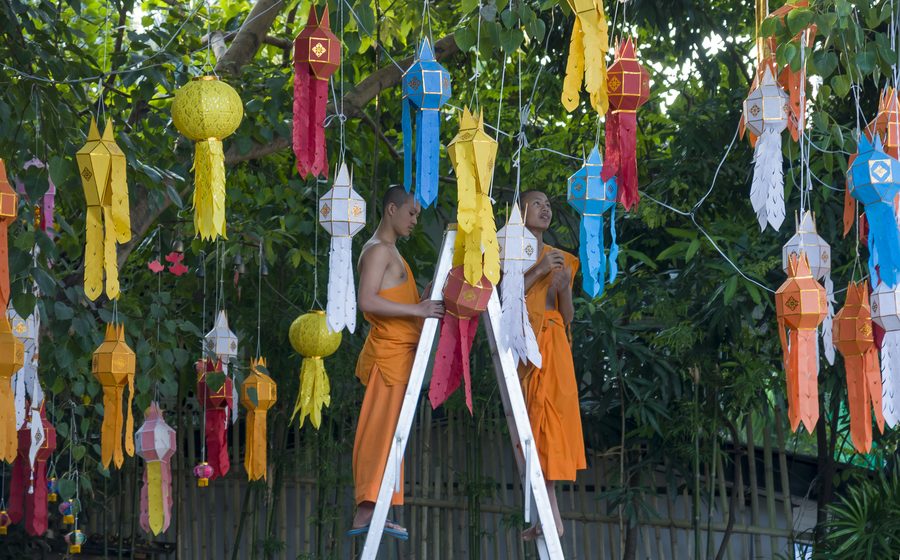 Installation de lanternes dans un temple bouddhiste à Chiang Mai