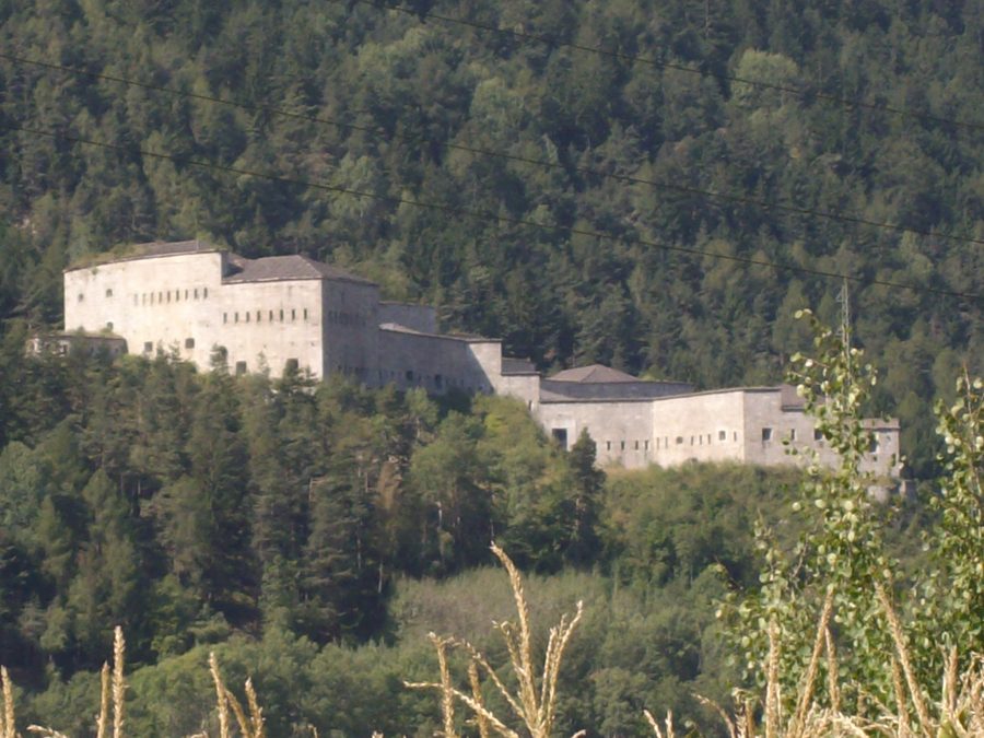 Forteresse de Franzensfeste en Italie, montrant le côté sud de la forteresse supérieure