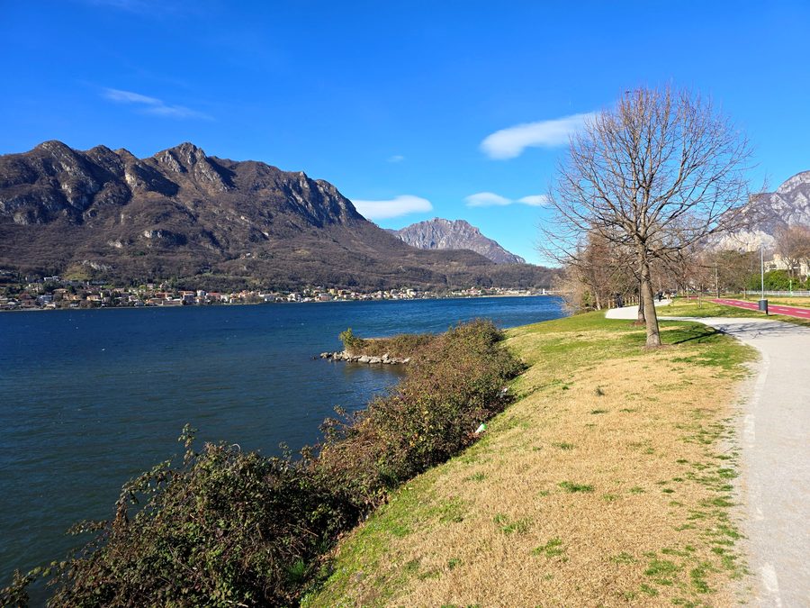 Vue sur le Lago di Garlate et le Monte Barro près de Lecco