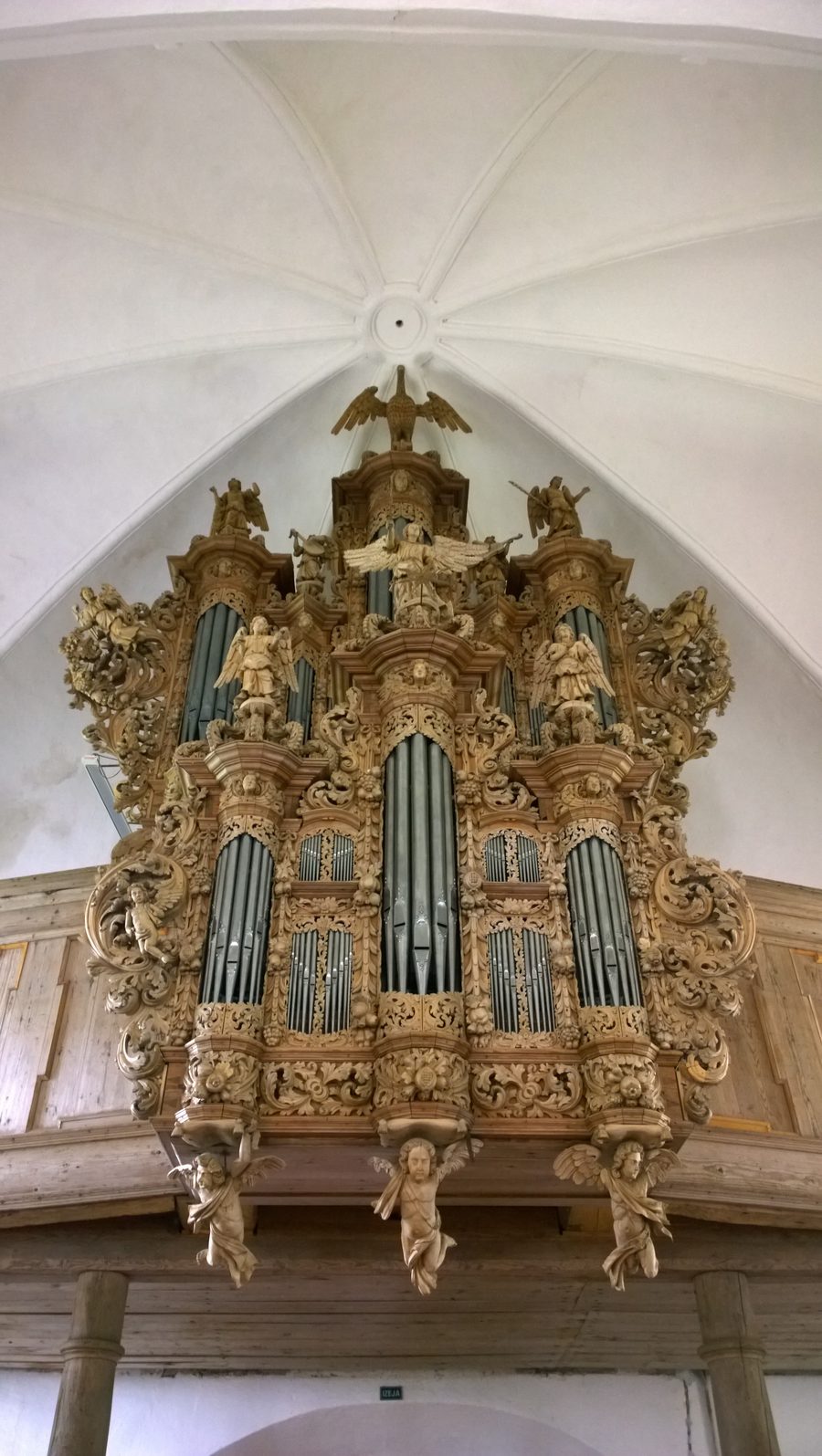 Orgue et buffet d’orgue dans l’église luthérienne d’Ugāle