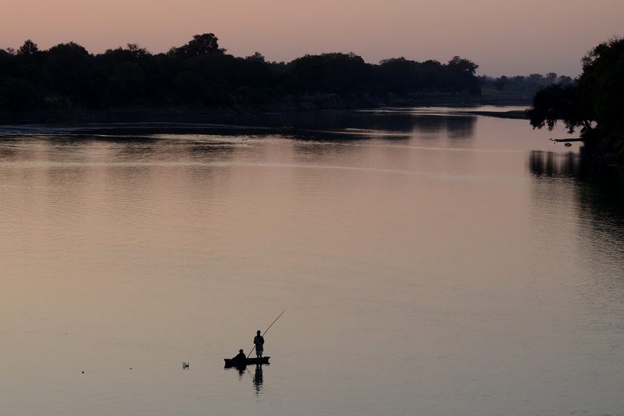Pêcheurs au bord de l’eau