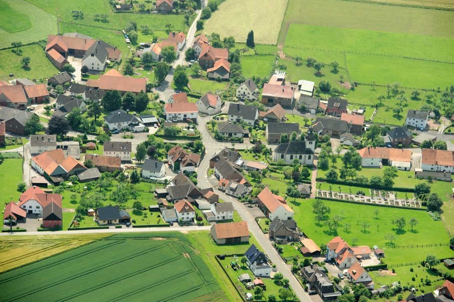 Vue aérienne de Leitmar dans le Sauerland avec l'église Saint-Sturmius