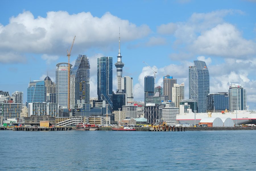 Skyline du centre d’Auckland avec la Sky Tower à côté du port de Waitematā.
