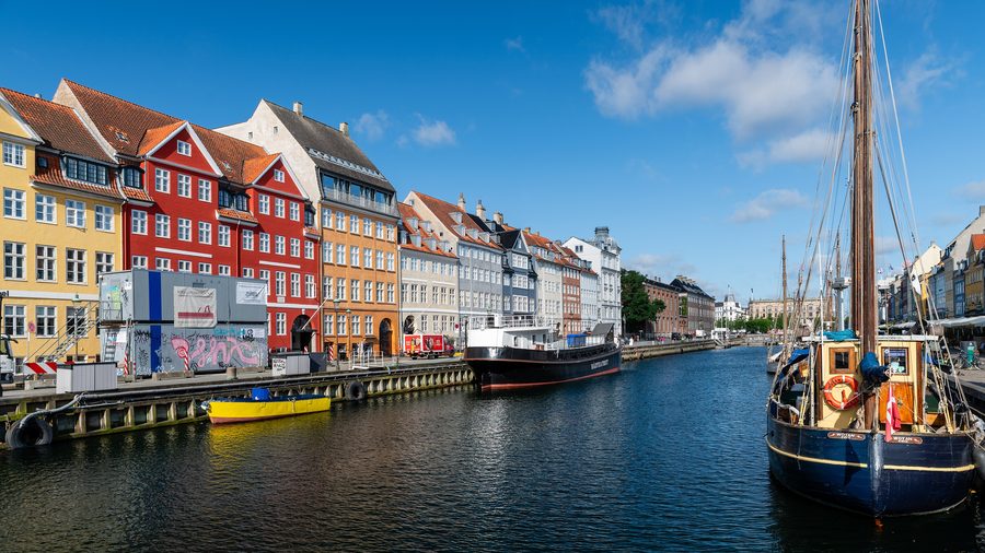 Rangée de maisons historiques et colorées à Nyhavn à Copenhague