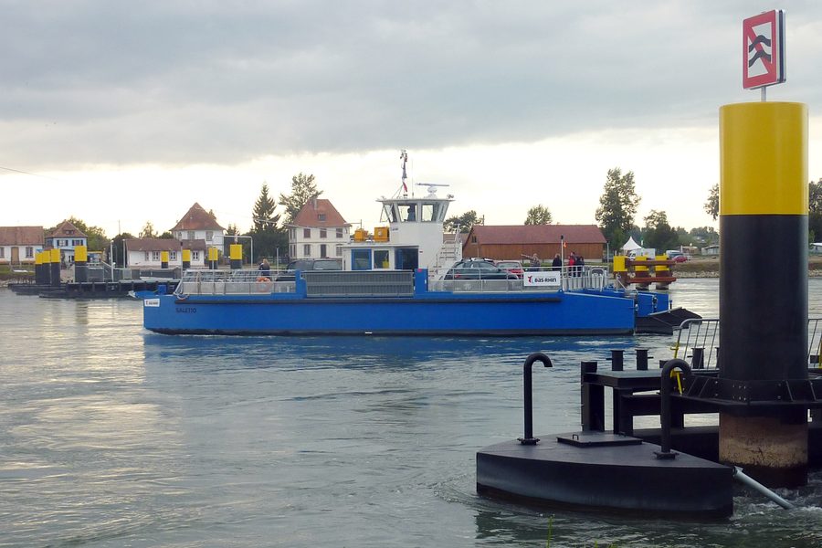 Le nouveau ferry du Rhin entre Plittersdorf et Seltz