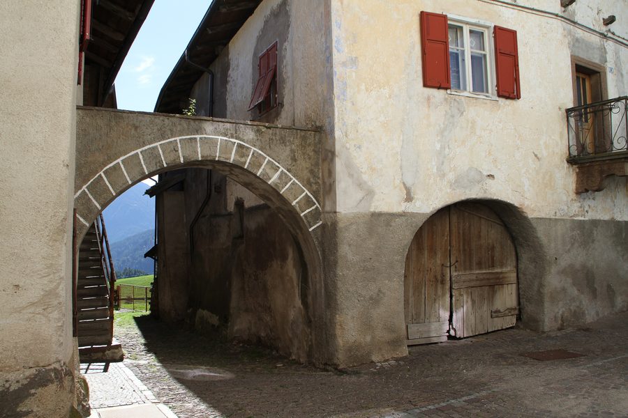 Altrei avec une ancienne ferme sur la Dr.-Josef-Noldin-Straße