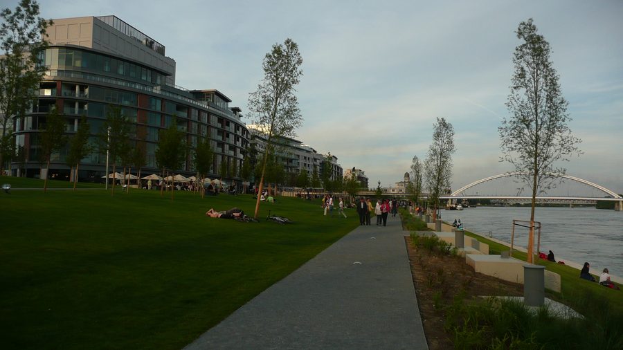 Une promenade au bord du fleuve le long du Danube à Bratislava.