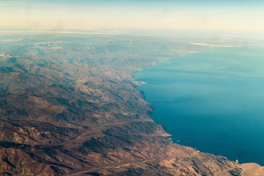 Vue aérienne de la côte méditerranéenne marocaine de Bades à El Jebha jusqu’à Tétouan, avec les montagnes du Rif