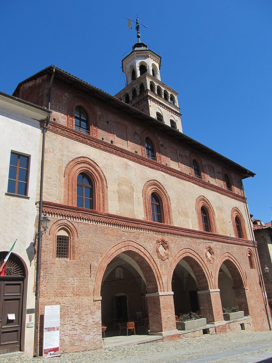Hôtel de ville historique avec la tour civique à Saluzzo