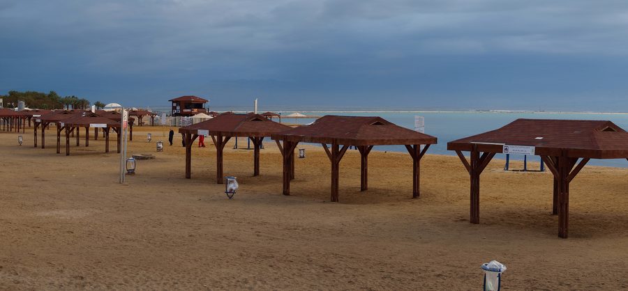 Rivage de la mer Morte à Ein Bokek avec les montagnes du désert en arrière-plan