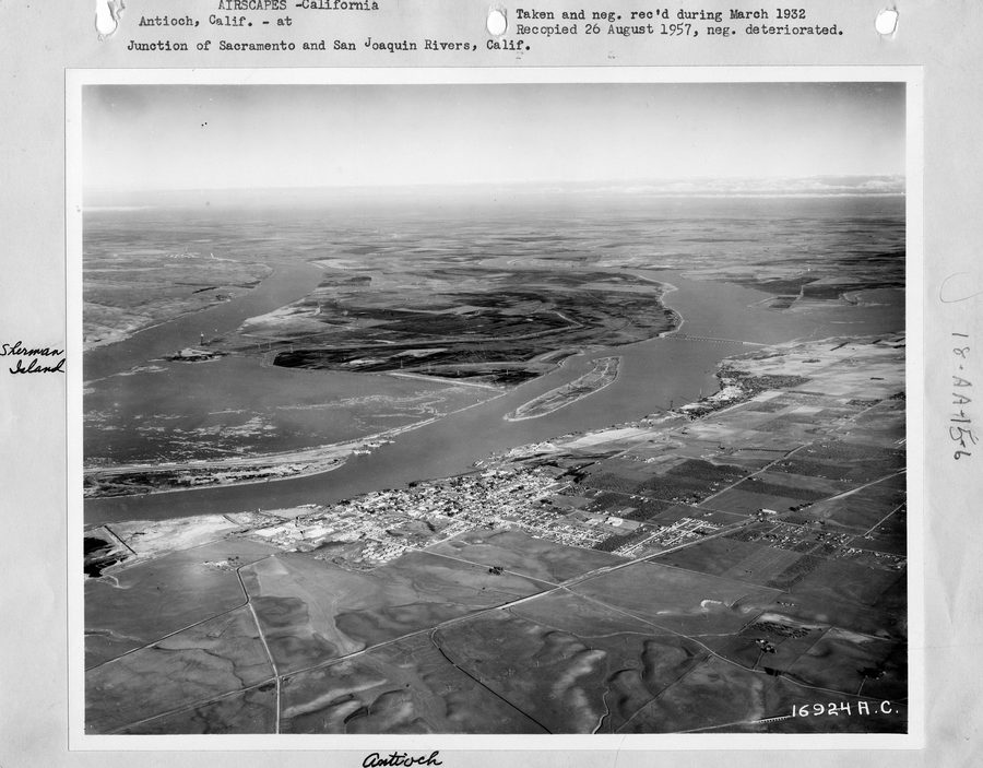 Paysage de fleuve et d’îles dans le delta Sacramento-San Joaquin près d’Antioch