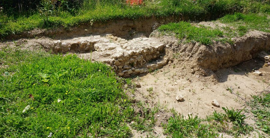 Vestiges de murs du château de Binzen mis au jour lors de travaux de construction