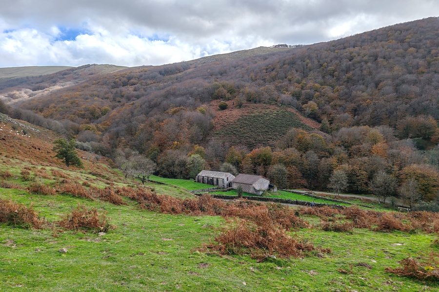 Ermitage et hospice de Belateko Ama Birjina en automne