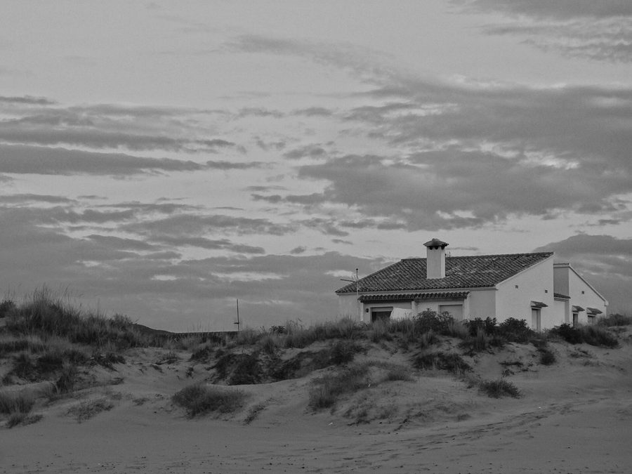 Maison de plage lumineuse sur la Méditerranée à Oliva, dans la région espagnole de Valence