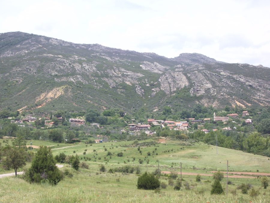 Vue générale du hameau d'Almiruete depuis la route d'accès