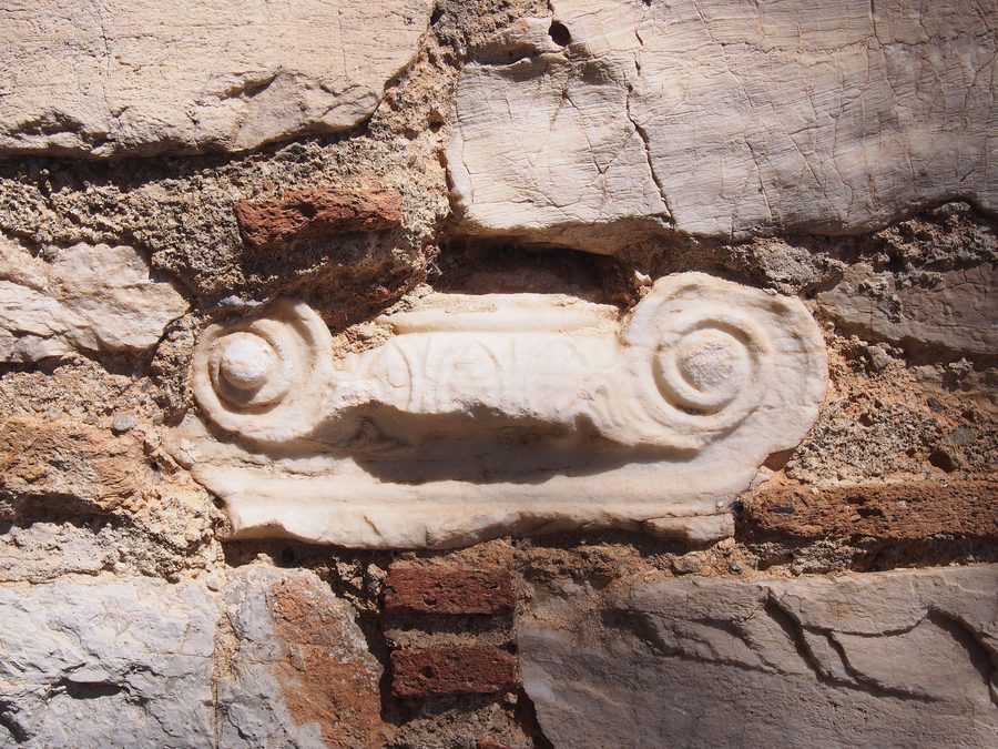 Un chapiteau encastré dans le mur sud de l’église Saint-Pierre à Ennea Pyrgoi, Kalyvia Thorikou