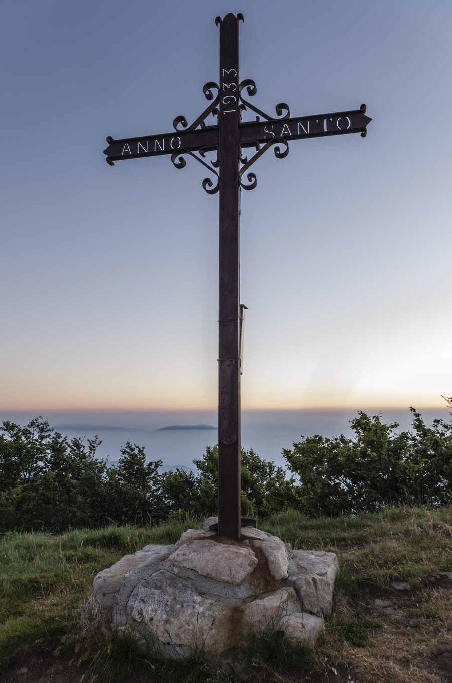 Croix sommitale sur le Monte Gottero au lever du soleil