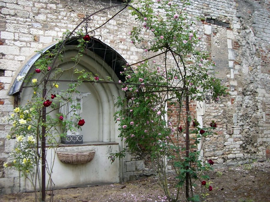 Mur extérieur droit de l'église prieurale de Saint-Marcel près de Chalon-sur-Saône