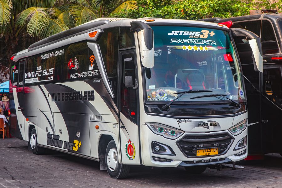 Plage de Melasti à Ungasan, South Kuta, Bali, Indonésie, avec un bus sur la route d’accès à la plage