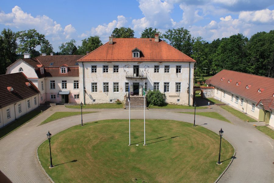 Bâtiment principal du manoir historique de Rogosi