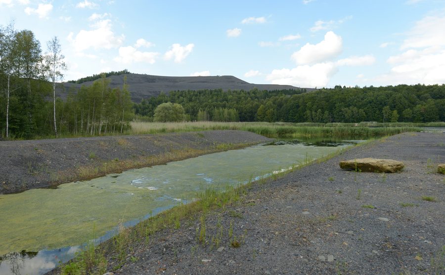 Vue sur l’étang de Kohlbachtal vers le terril de Göttelborn près de Quierschied dans la communauté régionale de Sarrebruck