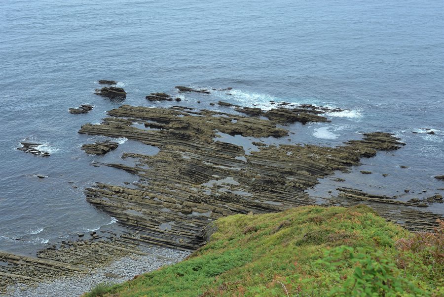 Paysage côtier géologique dans le géoparc côtier basque près de Deba