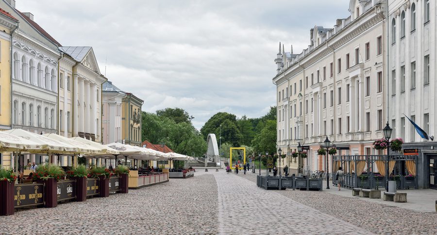 Place de l’hôtel de ville à Tartu avec vue sur le pont Kaarsild