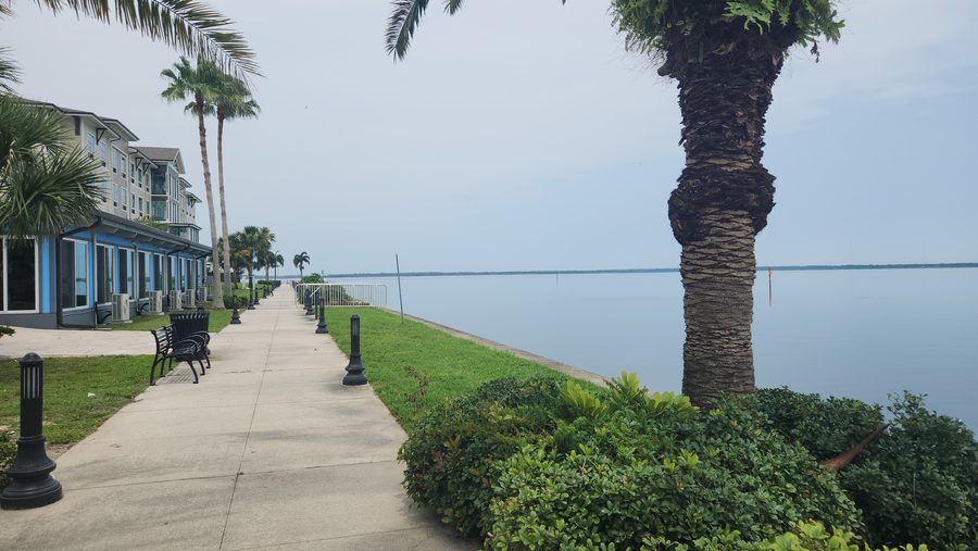 Vue du Sanford RiverWalk sur la rive du lac Monroe à Sanford, Floride