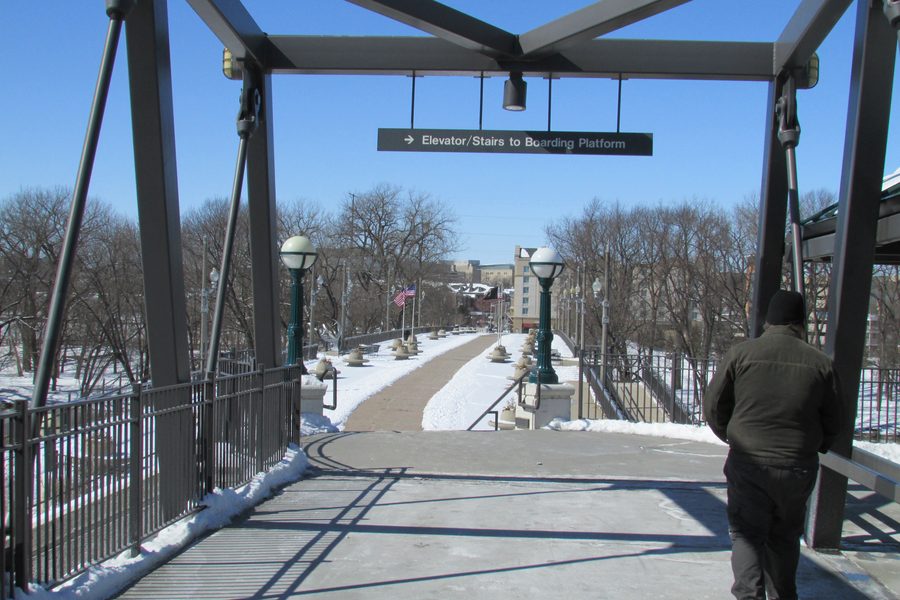 Approche du pont piéton John T. Myers au-dessus de la rivière Wabash en direction de Tapawingo Park