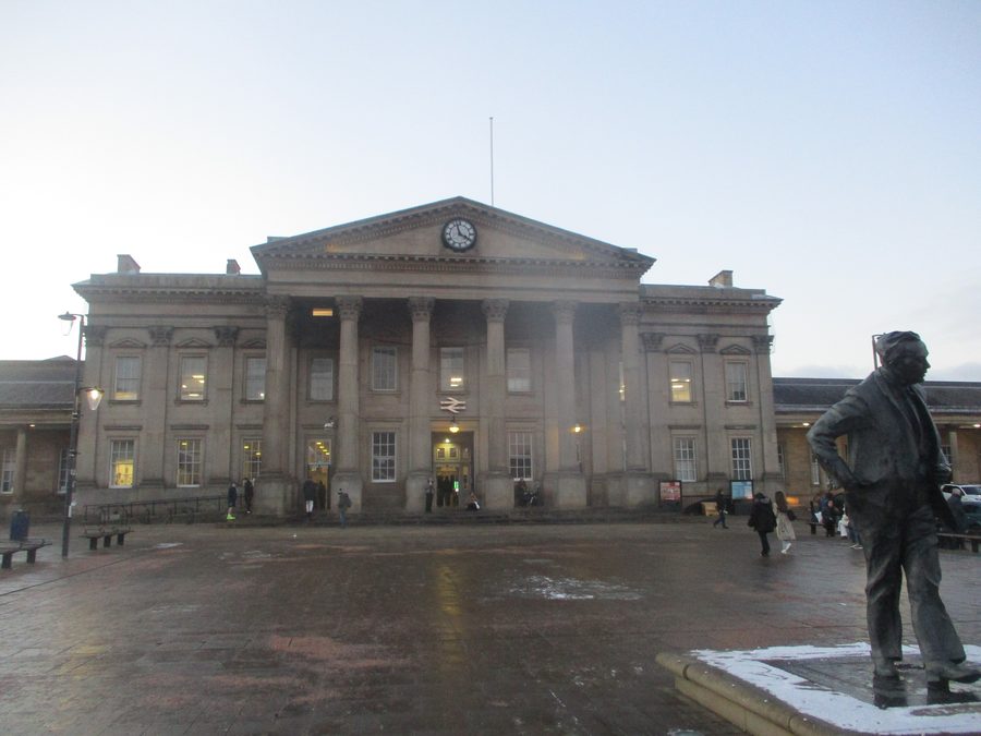 Gare de Huddersfield à George Square dans le West Yorkshire