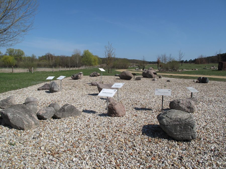 Jardin des blocs erratiques à Kähnsdorf, au bord du Grand lac de Seddiner See