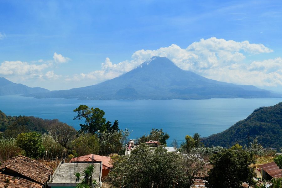Lac Atitlán avec volcans et localités riveraines